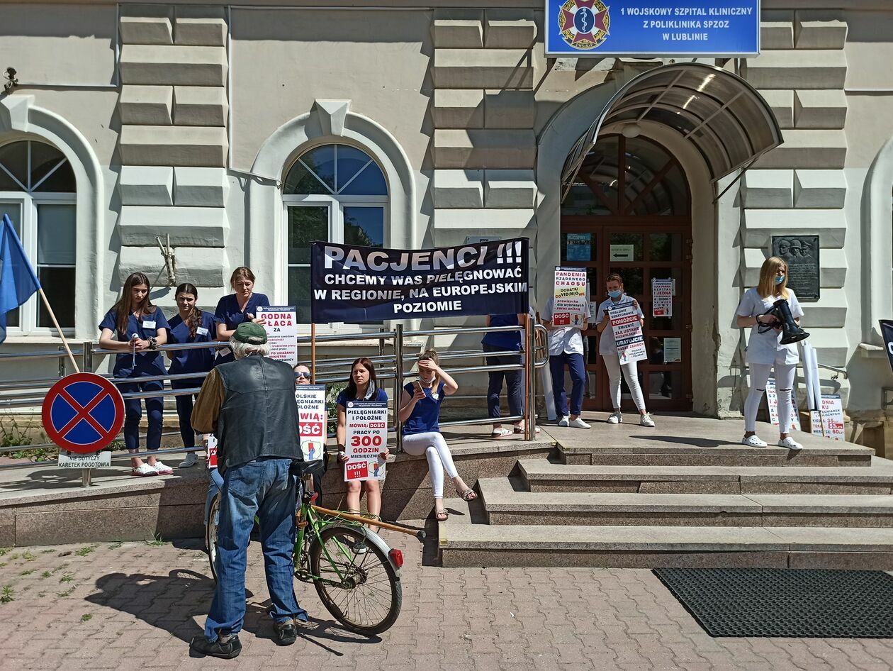  <p>Protest pielęgniarek przed szpitalem wojskowym w Lublinie</p>