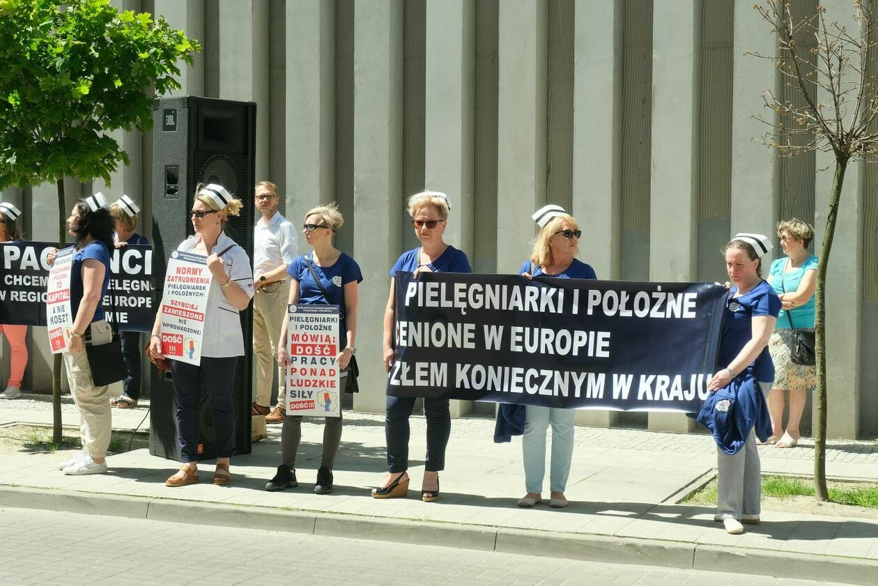  Protest pielęgniarek i położnych w Lublinie (zdjęcie 1) - Autor: Maciej Kaczanowski