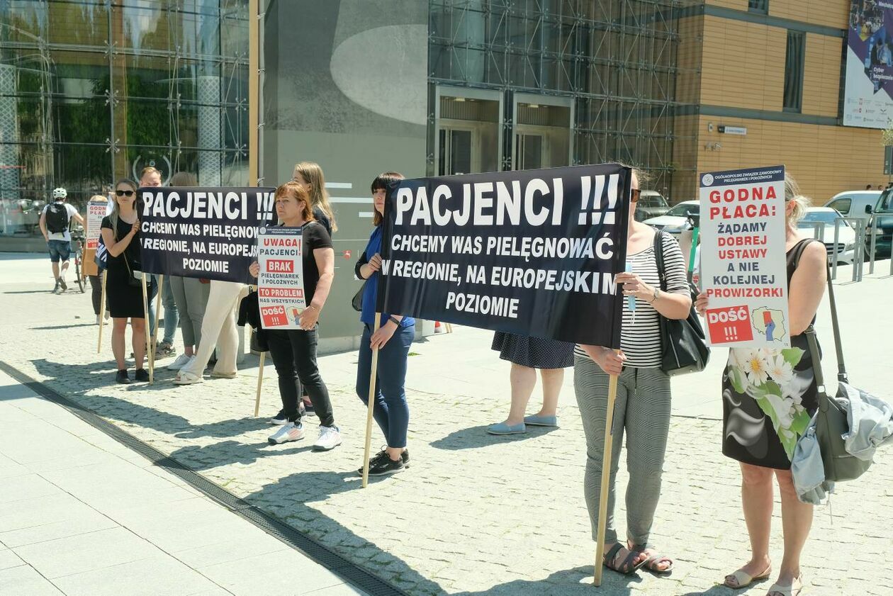  Protest pielęgniarek i położnych w Lublinie (zdjęcie 1) - Autor: Maciej Kaczanowski