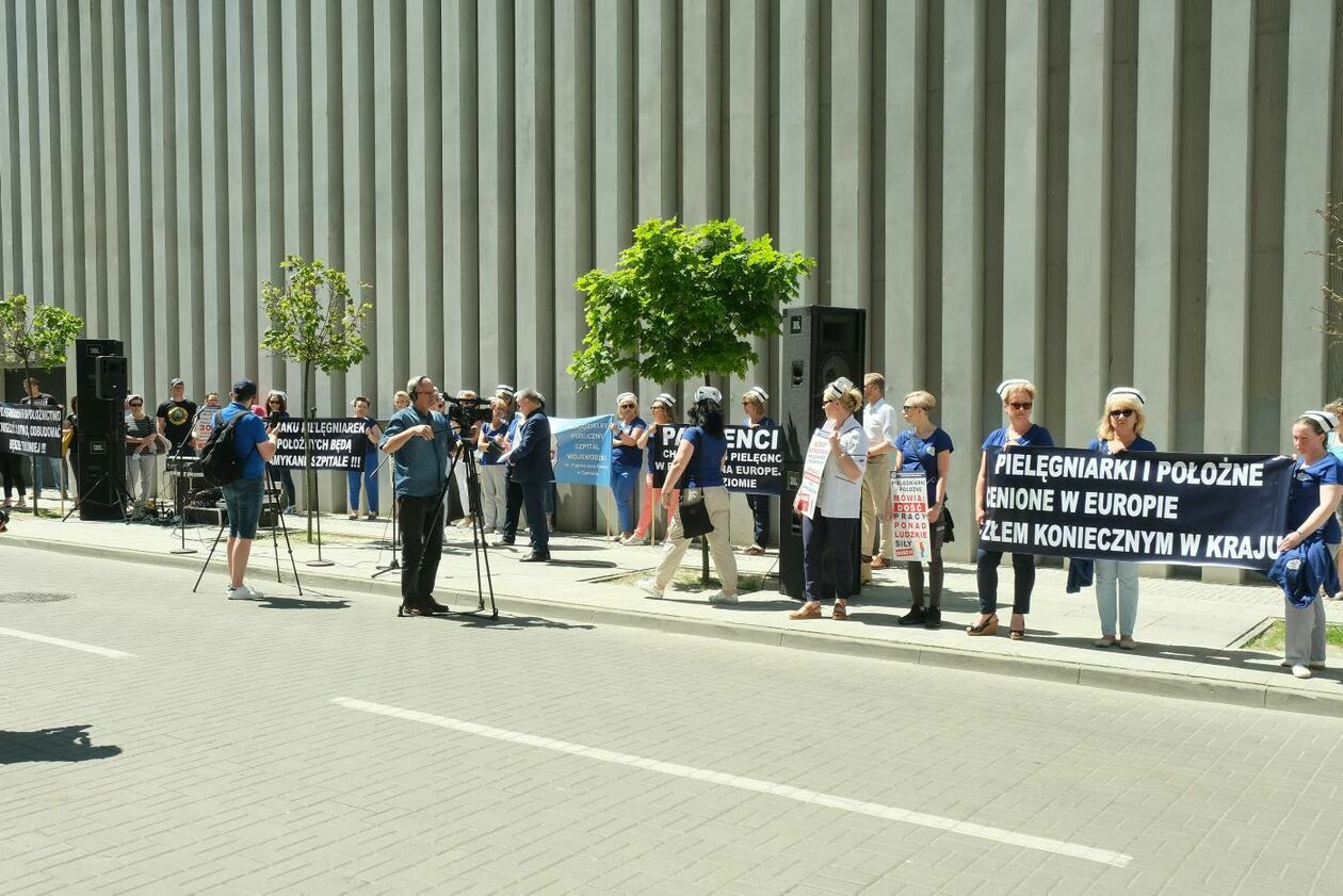  Protest pielęgniarek i położnych w Lublinie (zdjęcie 1) - Autor: Maciej Kaczanowski