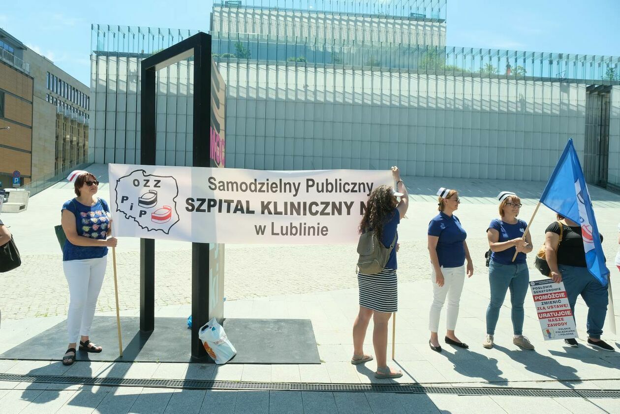  Protest pielęgniarek i położnych w Lublinie (zdjęcie 1) - Autor: Maciej Kaczanowski