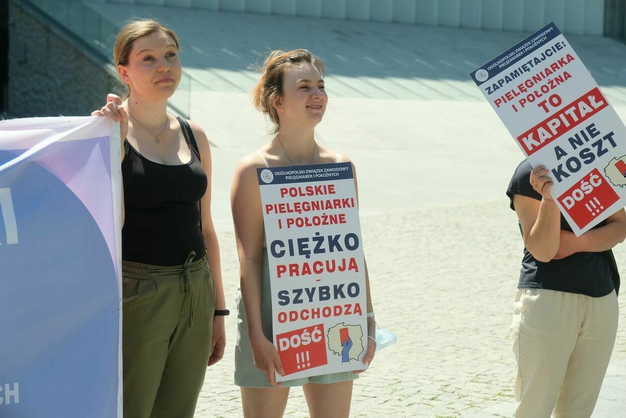  Protest pielęgniarek i położnych w Lublinie (zdjęcie 1) - Autor: Maciej Kaczanowski