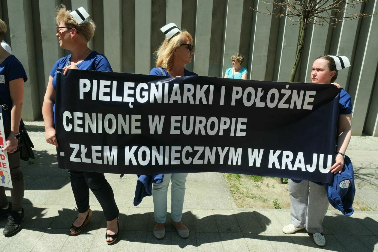  Protest pielęgniarek i położnych w Lublinie (zdjęcie 1) - Autor: Maciej Kaczanowski