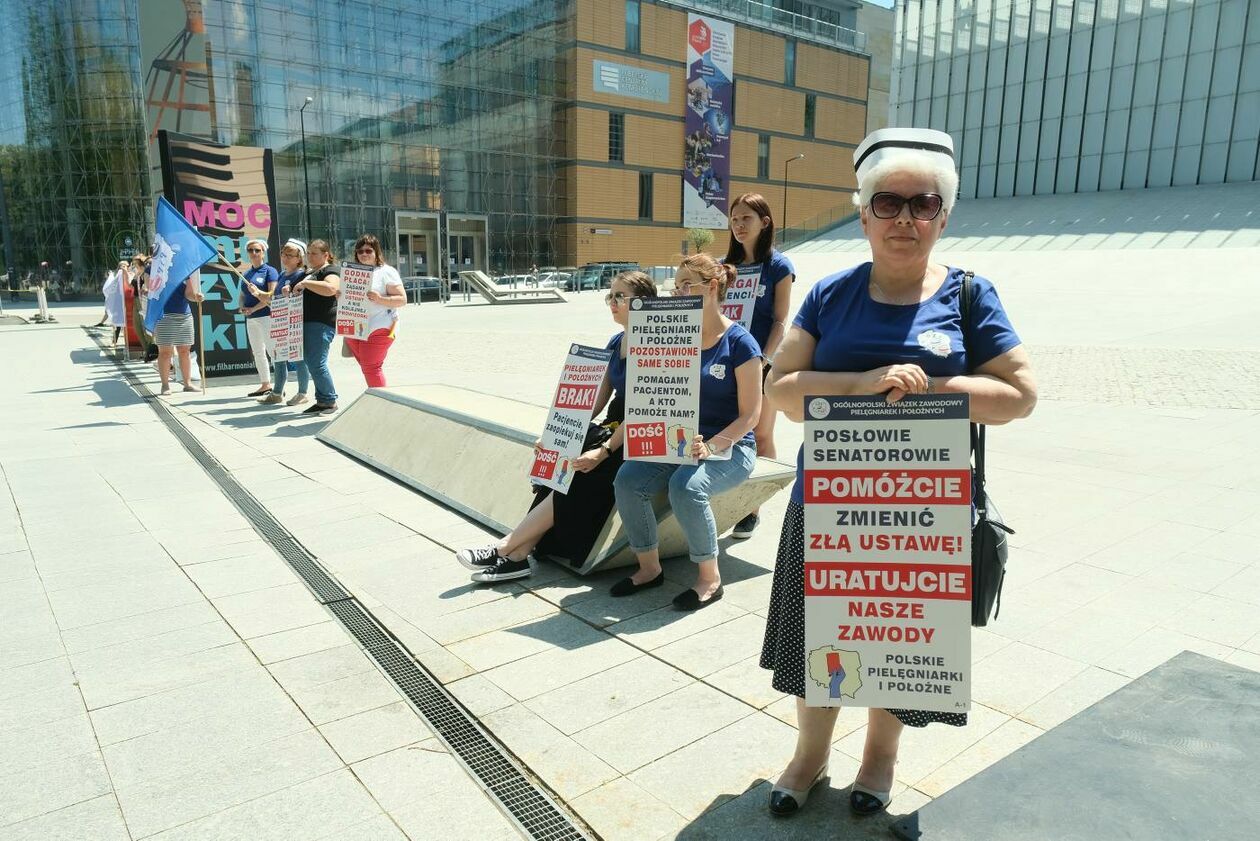  Protest pielęgniarek i położnych w Lublinie (zdjęcie 1) - Autor: Maciej Kaczanowski