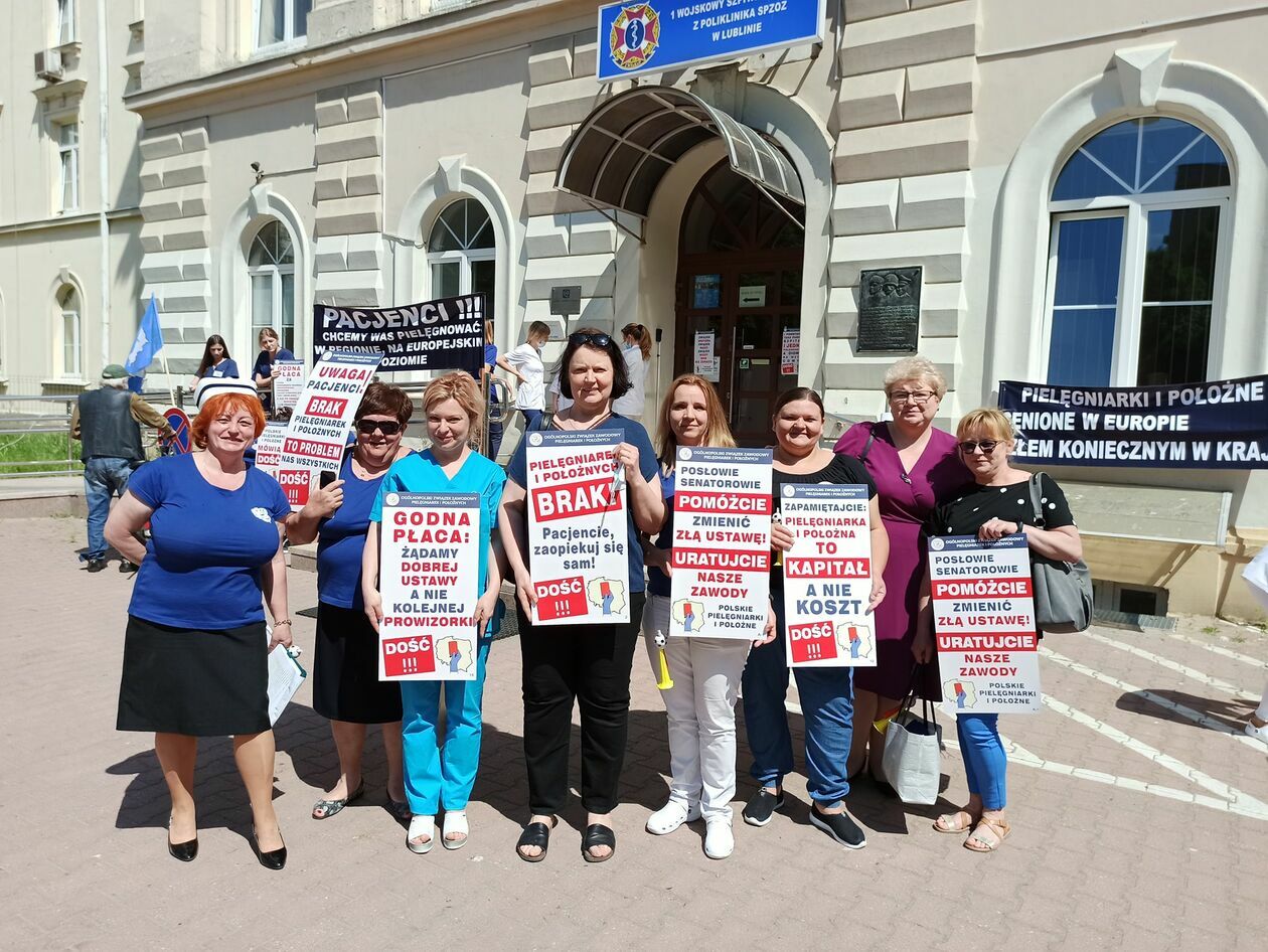  <p>Protest pielęgniarek przed szpitalem wojskowym w Lublinie</p>
