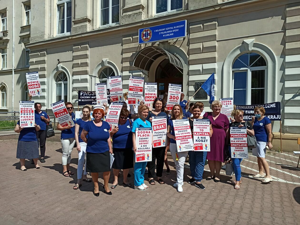 Protest pielęgniarek i położnych w Lublinie