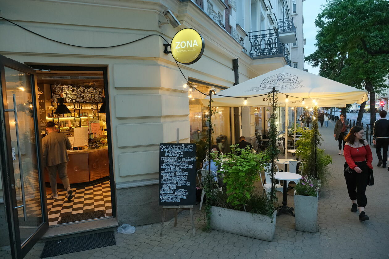  <p>&nbsp;</p>
<p class="Normal">Parzona to z&nbsp;kolei połączenie kawiarni i&nbsp;bistro. Jej właściciele podkreślają, że to miejsca wielu pokoleń, w&nbsp;kt&oacute;rym każdy czuje się swobodnie. &ndash;&nbsp;Nawiązujemy do tradycji picia kawy oraz tradycji spotkań przy kawie. Wraz z&nbsp;lokalnymi artystami, tw&oacute;rcami i&nbsp;designerami wychodzimy poza obszar kawiarni, spotykamy się na zielonych skwerach, placach i&nbsp;ulicach naszego miasta inspirując się nawzajem &ndash;&nbsp;piszą na swojej stronie internetowej.</p>
<p><!-- [if gte mso 9]><xml>
 <w:WordDocument>
  <w:View>Normal</w:View>
  <w:Zoom>0</w:Zoom>
  <w:HyphenationZone>21</w:HyphenationZone>
  <w:PunctuationKerning/>
  <w:ValidateAgainstSchemas/>
  <w:SaveIfXMLInvalid>false</w:SaveIfXMLInvalid>
  <w:IgnoreMixedContent>false</w:IgnoreMixedContent>
  <w:AlwaysShowPlaceholderText>false</w:AlwaysShowPlaceholderText>
  <w:Compatibility>
   <w:BreakWrappedTables/>
   <w:SnapToGridInCell/>
   <w:WrapTextWithPunct/>
   <w:UseAsianBreakRules/>
   <w:DontGrowAutofit/>
  </w:Compatibility>
  <w:DoNotOptimizeForBrowser/>
 </w:WordDocument>
</xml><![endif]--><!-- [if gte mso 9]><xml>
 <w:LatentStyles DefLockedState="false" LatentStyleCount="156">
 </w:LatentStyles>
</xml><![endif]--><!-- [if gte mso 10]>
<style>
 /* Style Definitions */
 table.MsoNormalTable
	{mso-style-name:Standardowy;
	mso-tstyle-rowband-size:0;
	mso-tstyle-colband-size:0;
	mso-style-noshow:yes;
	mso-style-parent:"";
	mso-padding-alt:0cm 5.4pt 0cm 5.4pt;
	mso-para-margin:0cm;
	mso-para-margin-bottom:.0001pt;
	mso-pagination:widow-orphan;
	font-size:10.0pt;
	font-family:"Times New Roman";
	mso-ansi-language:#0400;
	mso-fareast-language:#0400;
	mso-bidi-language:#0400;}
</style>
<![endif]--></p>