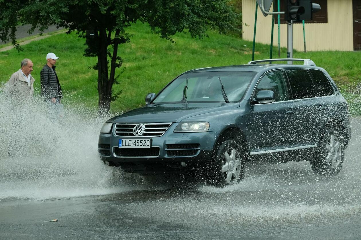  Kałuże na skrzyżowaniu ul. Lubartowskiej i Biernackiego (zdjęcie 1) - Autor: Maciej Kaczanowski