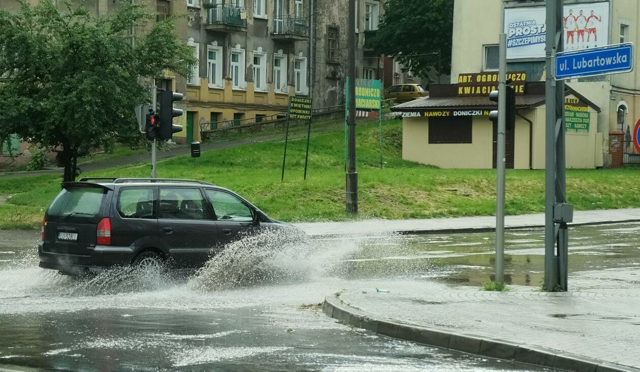  Kałuże na skrzyżowaniu ul. Lubartowskiej i Biernackiego (zdjęcie 1) - Autor: Maciej Kaczanowski