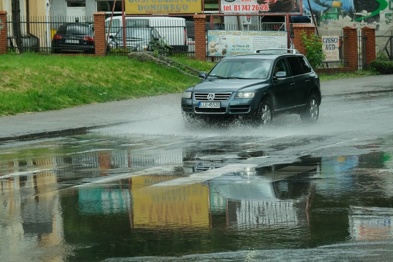  Kałuże na skrzyżowaniu ul. Lubartowskiej i Biernackiego (zdjęcie 1) - Autor: Maciej Kaczanowski