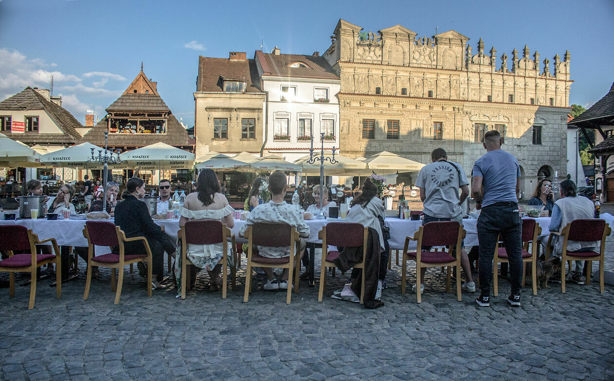  Kolacja na Rynku w Kazimierzu Dolnym (zdjęcie 1) - Autor: Fundacja KZMRZ