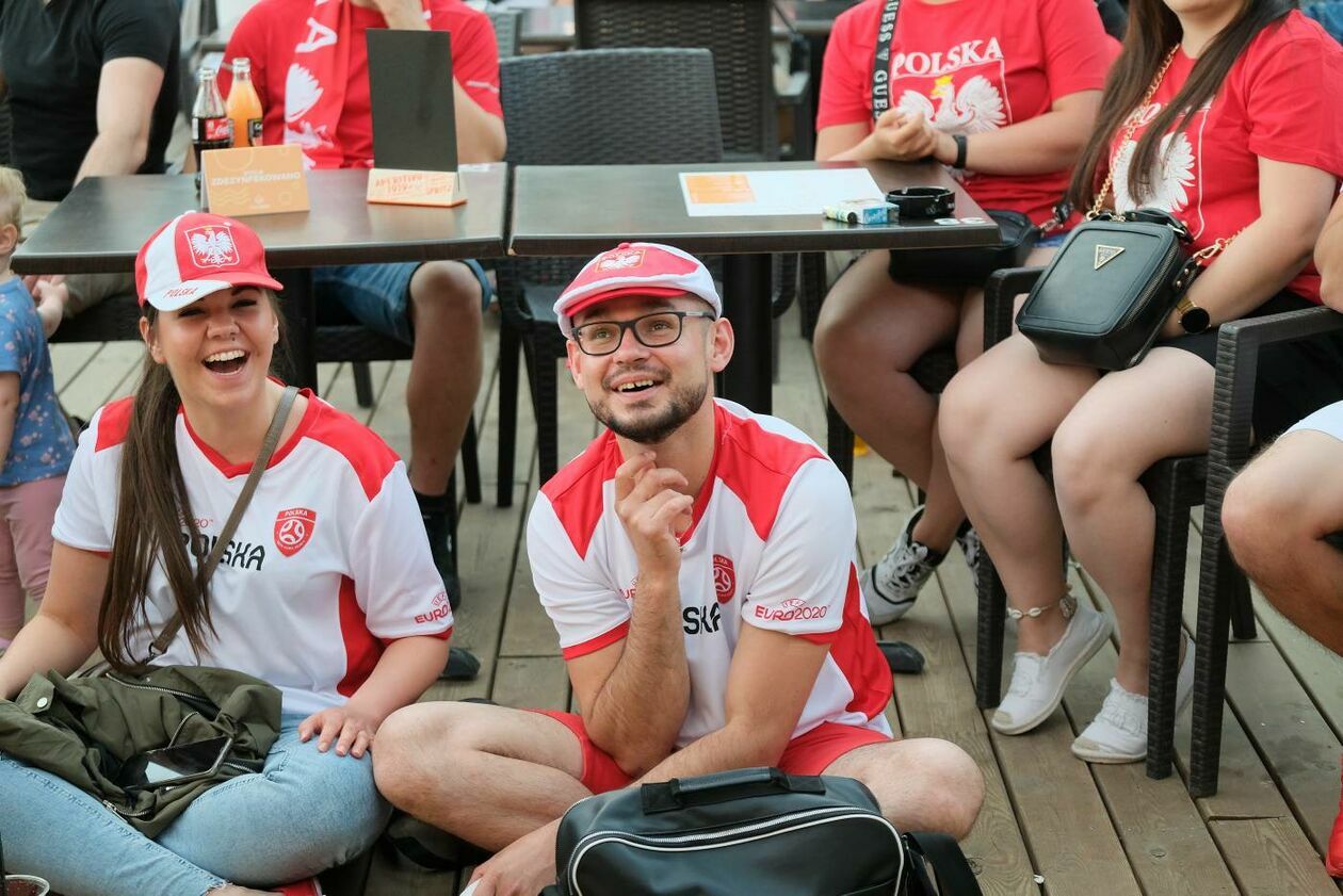  Strefa kibica podczas meczu Polska vs Słowacja w Playa Marina (zdjęcie 1) - Autor: Maciej Kaczanowski