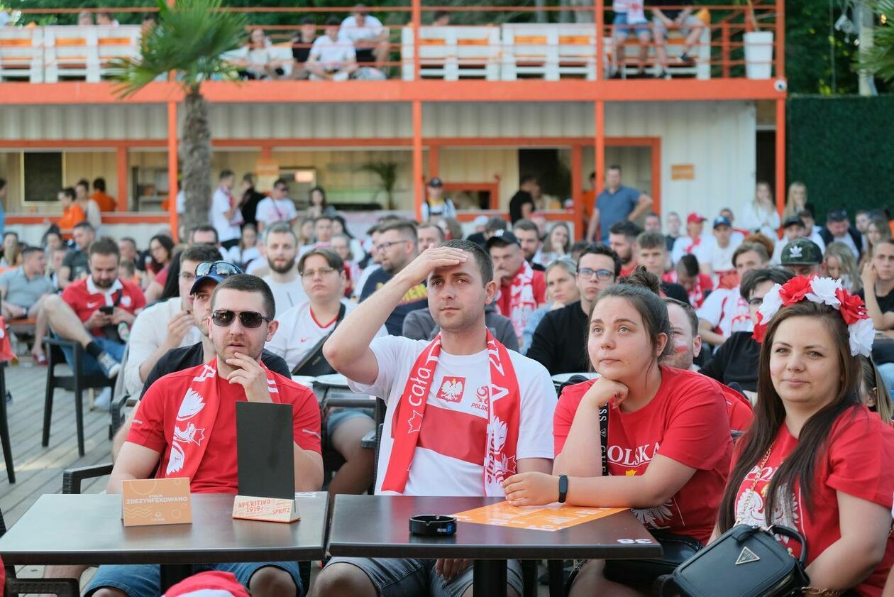  Strefa kibica podczas meczu Polska vs Słowacja w Playa Marina (zdjęcie 1) - Autor: Maciej Kaczanowski