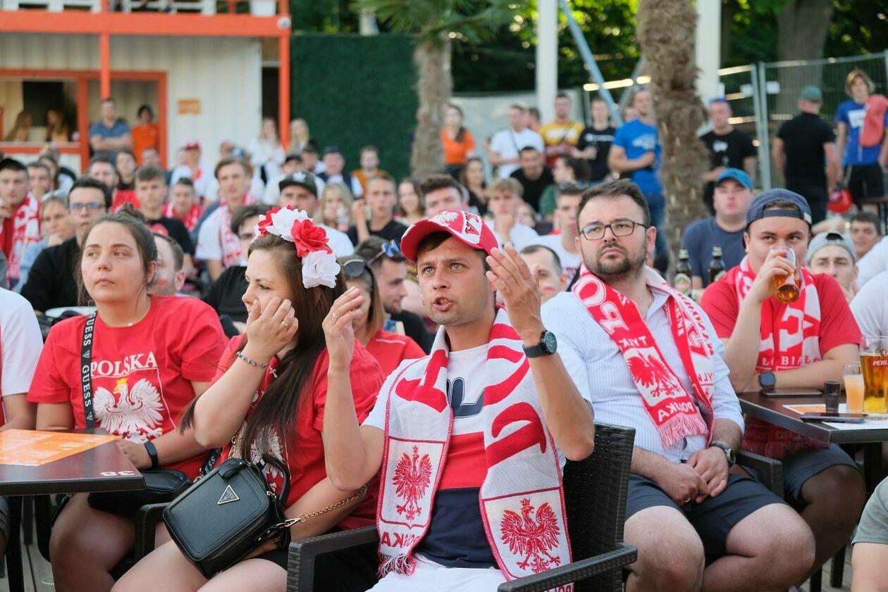  Strefa kibica podczas meczu Polska vs Słowacja w Playa Marina (zdjęcie 1) - Autor: Maciej Kaczanowski