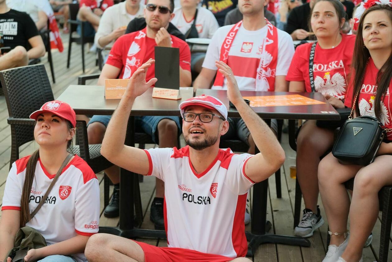  Strefa kibica podczas meczu Polska vs Słowacja w Playa Marina (zdjęcie 1) - Autor: Maciej Kaczanowski