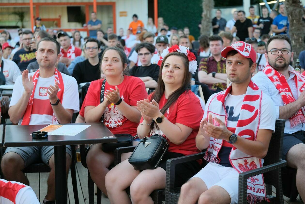  Strefa kibica podczas meczu Polska vs Słowacja w Playa Marina (zdjęcie 1) - Autor: Maciej Kaczanowski