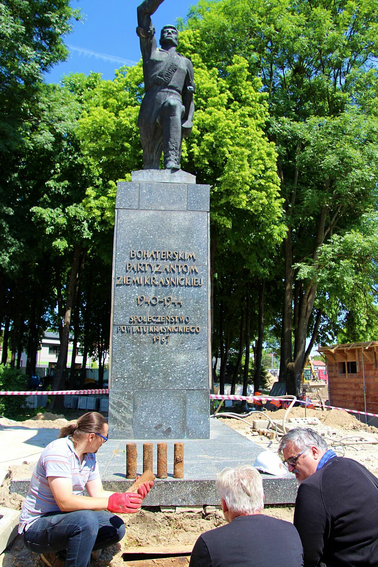 Odkrycie pod pomnikiem w Kraśniku