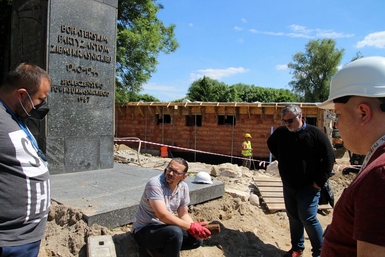  Odkrycie pod pomnikiem w Kraśniku (zdjęcie 2) - Autor: Daniel Niedziałek / Urząd Miasta Kraśnik