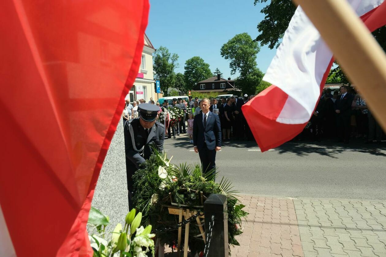  Poświęcenie pomnika śp. prezydenta RP Lecha Kaczyńskiego w Opolu Lubelskim (zdjęcie 1) - Autor: Maciej Kaczanowski