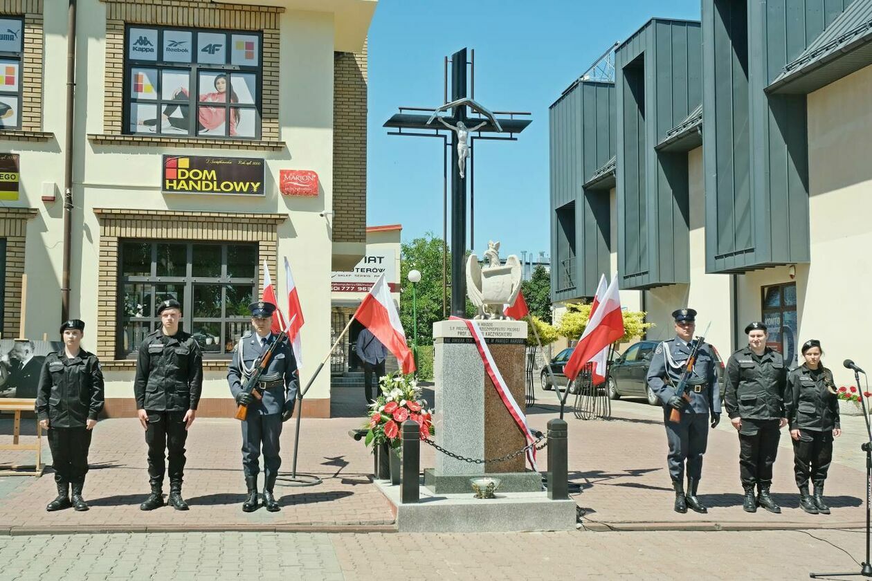  Poświęcenie pomnika śp. prezydenta RP Lecha Kaczyńskiego w Opolu Lubelskim (zdjęcie 1) - Autor: Maciej Kaczanowski