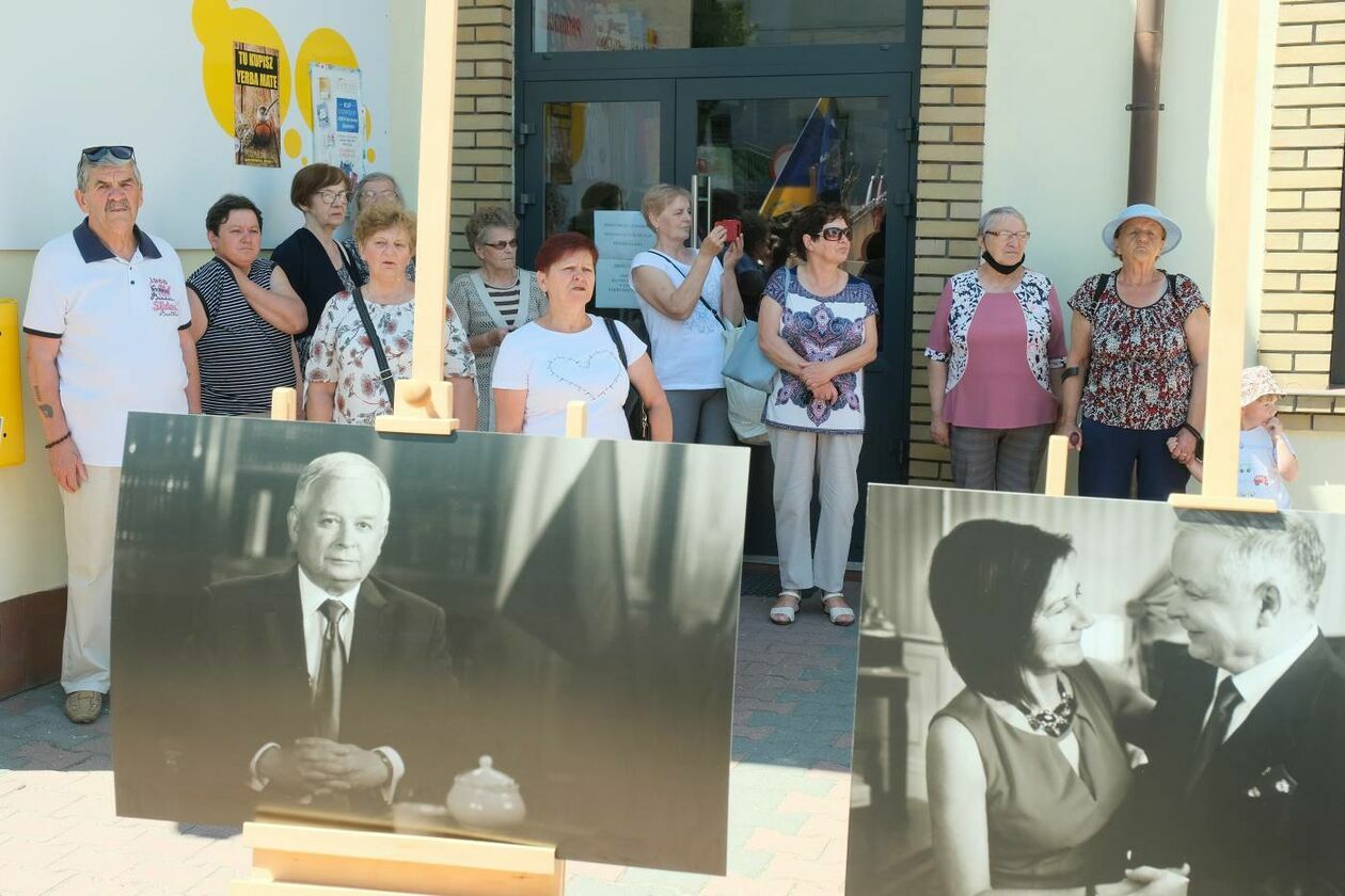  Poświęcenie pomnika śp. prezydenta RP Lecha Kaczyńskiego w Opolu Lubelskim (zdjęcie 1) - Autor: Maciej Kaczanowski