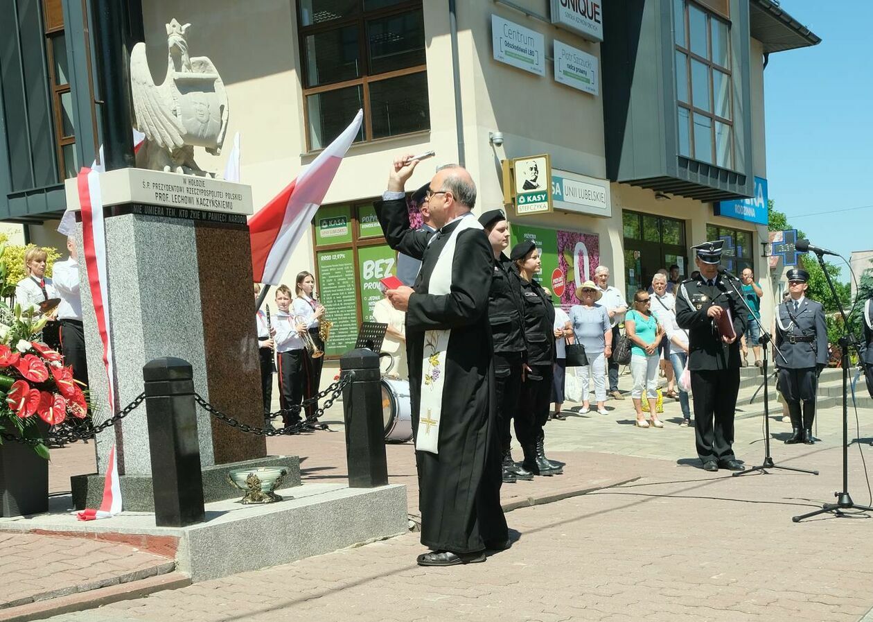  Poświęcenie pomnika śp. prezydenta RP Lecha Kaczyńskiego w Opolu Lubelskim (zdjęcie 1) - Autor: Maciej Kaczanowski