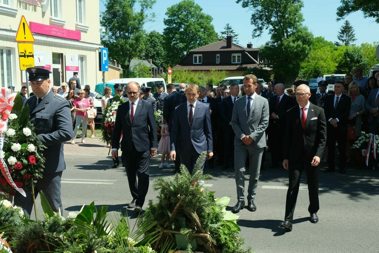  Poświęcenie pomnika śp. prezydenta RP Lecha Kaczyńskiego w Opolu Lubelskim (zdjęcie 1) - Autor: Maciej Kaczanowski