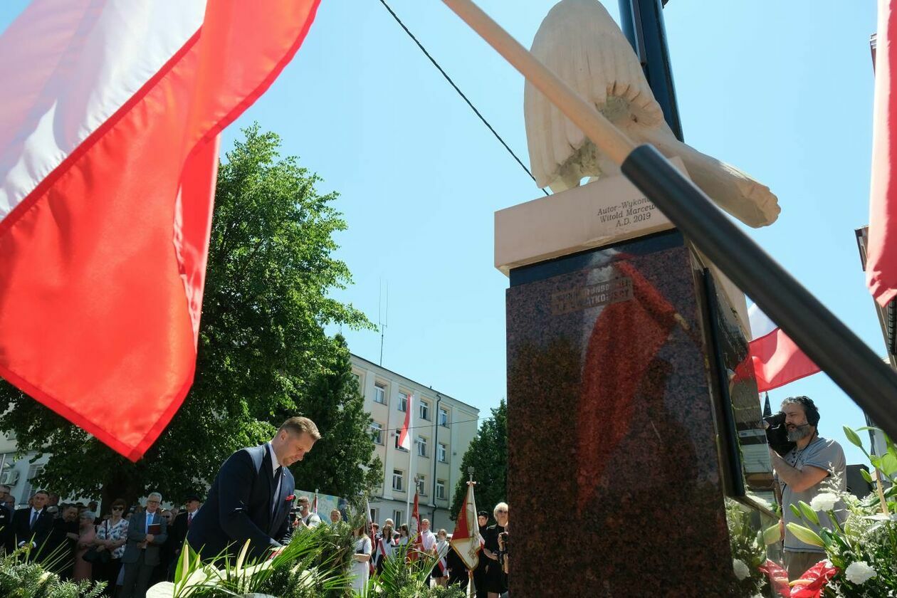  Poświęcenie pomnika śp. prezydenta RP Lecha Kaczyńskiego w Opolu Lubelskim (zdjęcie 1) - Autor: Maciej Kaczanowski