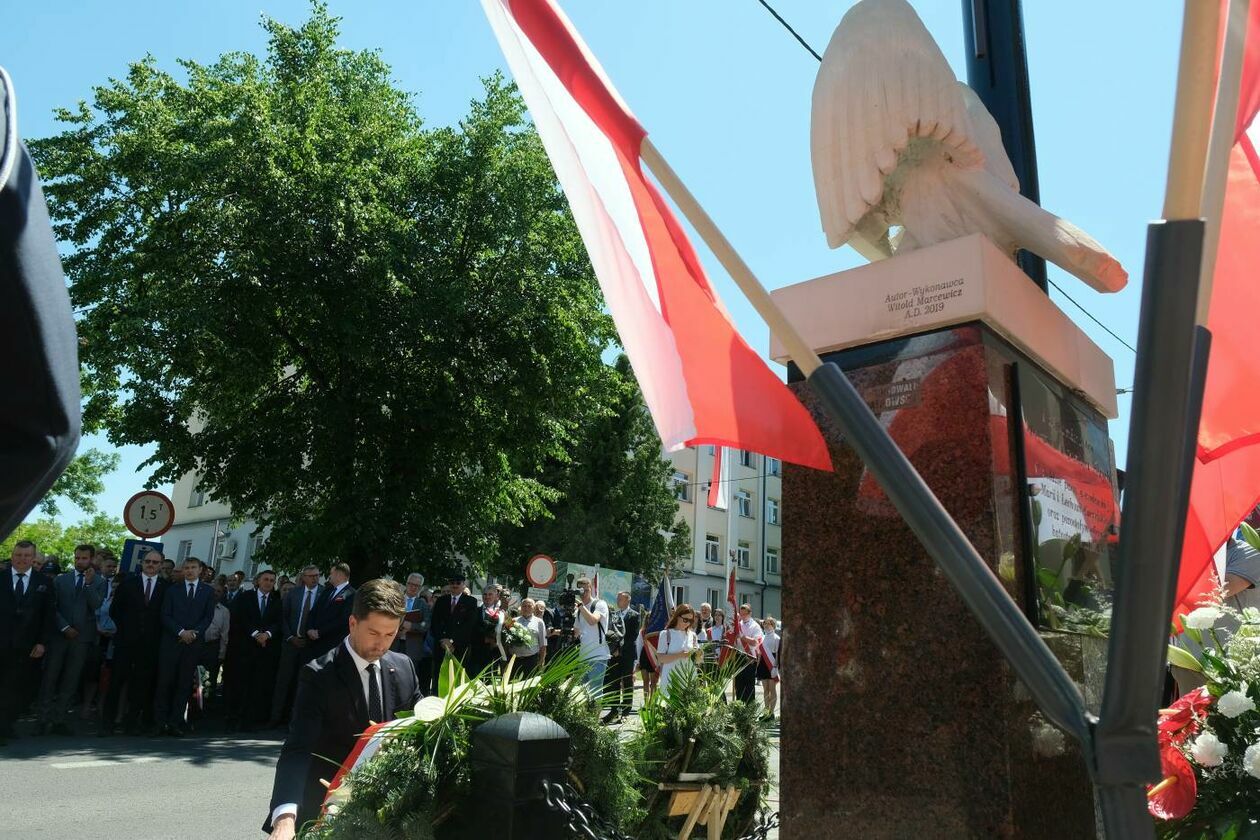  Poświęcenie pomnika śp. prezydenta RP Lecha Kaczyńskiego w Opolu Lubelskim (zdjęcie 1) - Autor: Maciej Kaczanowski