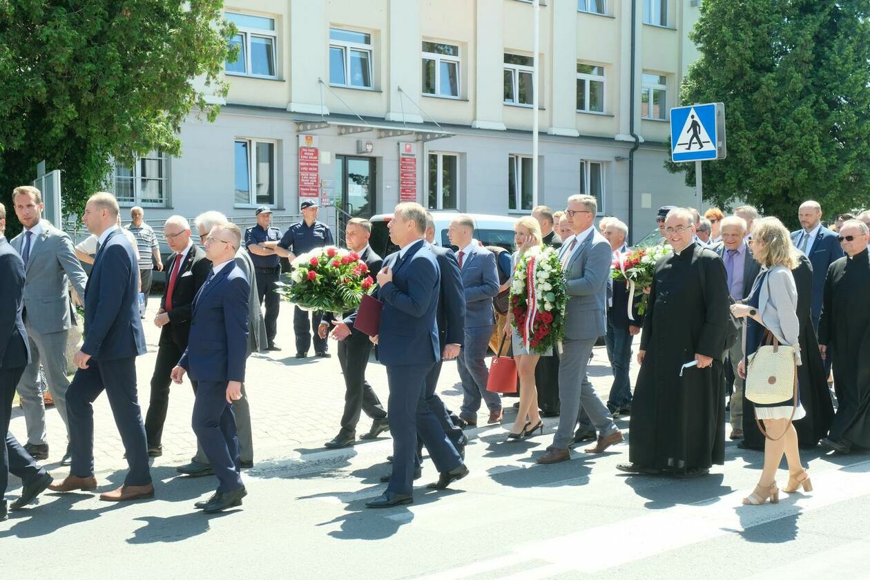  Poświęcenie pomnika śp. prezydenta RP Lecha Kaczyńskiego w Opolu Lubelskim (zdjęcie 1) - Autor: Maciej Kaczanowski