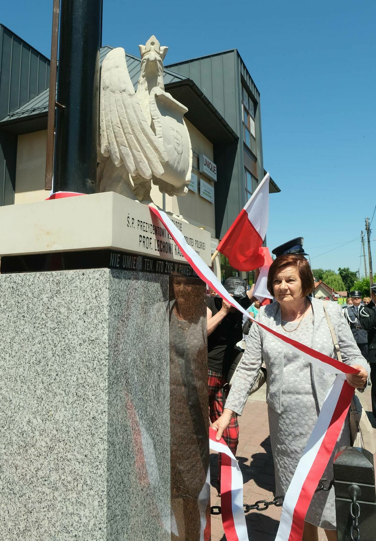  Poświęcenie pomnika śp. prezydenta RP Lecha Kaczyńskiego w Opolu Lubelskim (zdjęcie 1) - Autor: Maciej Kaczanowski