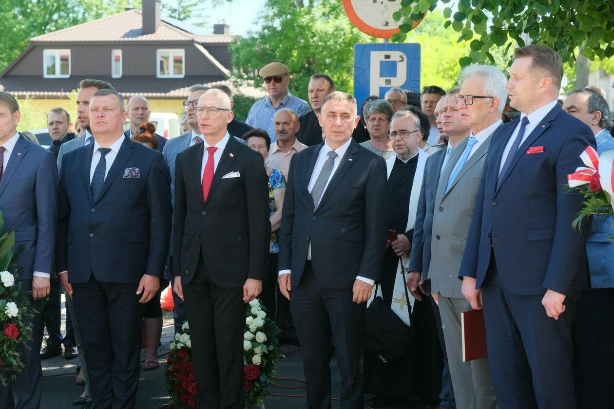  Poświęcenie pomnika śp. prezydenta RP Lecha Kaczyńskiego w Opolu Lubelskim (zdjęcie 1) - Autor: Maciej Kaczanowski