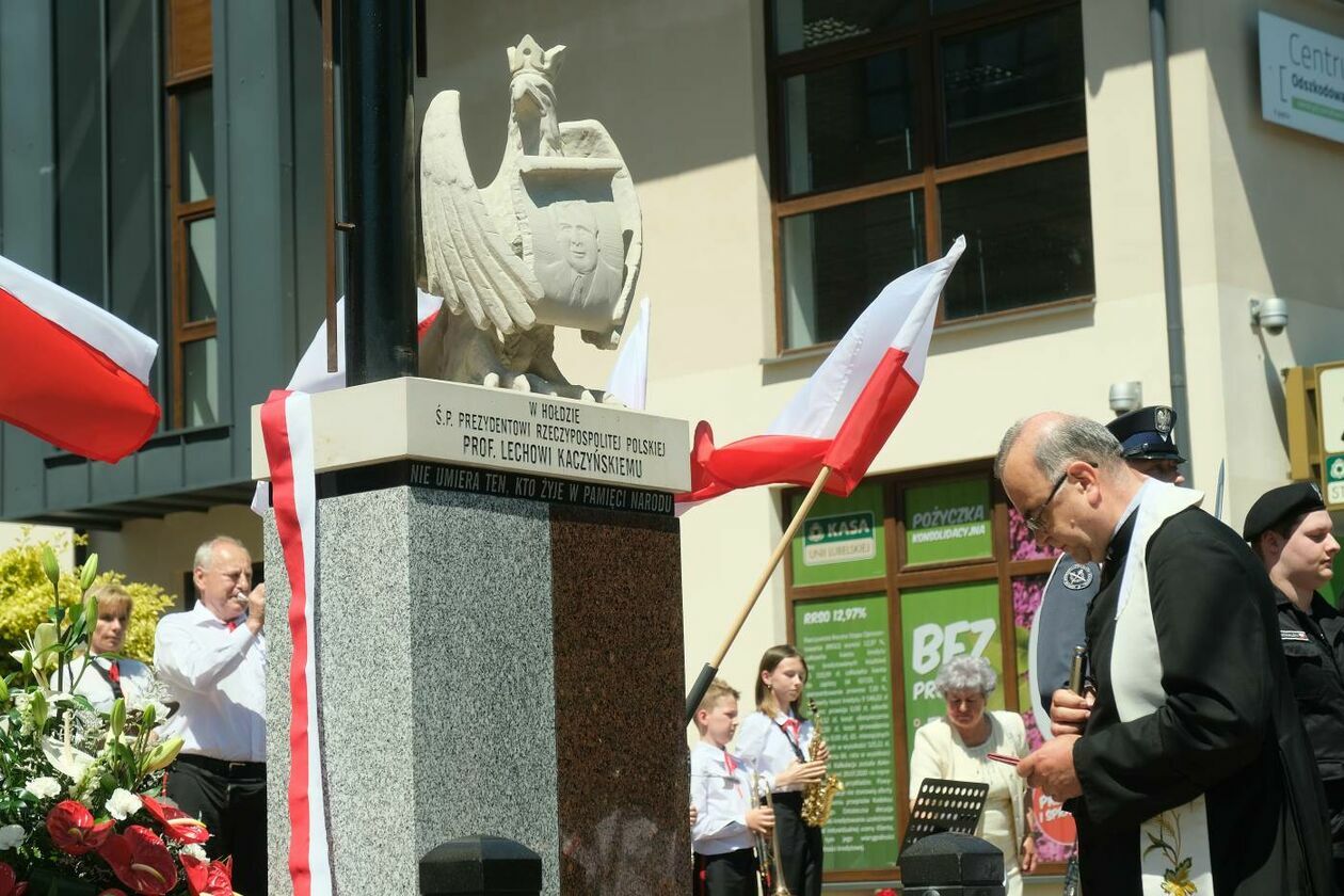  Poświęcenie pomnika śp. prezydenta RP Lecha Kaczyńskiego w Opolu Lubelskim (zdjęcie 1) - Autor: Maciej Kaczanowski