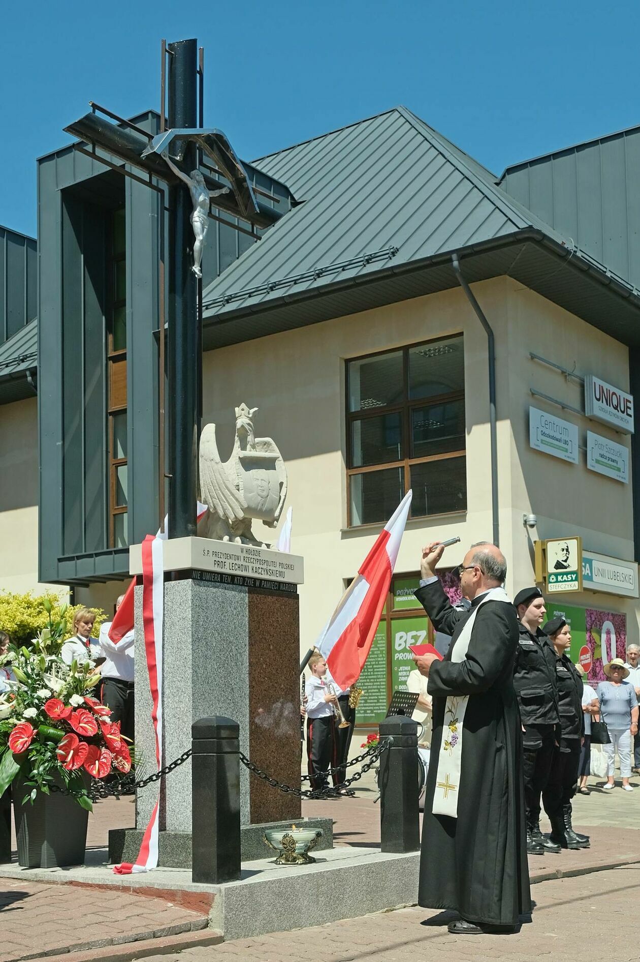  Poświęcenie pomnika śp. prezydenta RP Lecha Kaczyńskiego w Opolu Lubelskim (zdjęcie 1) - Autor: Maciej Kaczanowski