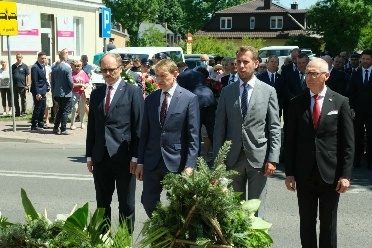  Poświęcenie pomnika śp. prezydenta RP Lecha Kaczyńskiego w Opolu Lubelskim (zdjęcie 1) - Autor: Maciej Kaczanowski