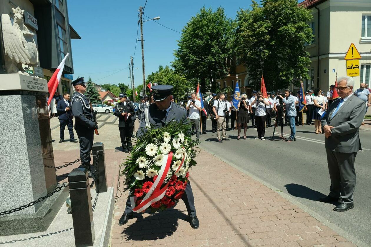  Poświęcenie pomnika śp. prezydenta RP Lecha Kaczyńskiego w Opolu Lubelskim (zdjęcie 1) - Autor: Maciej Kaczanowski