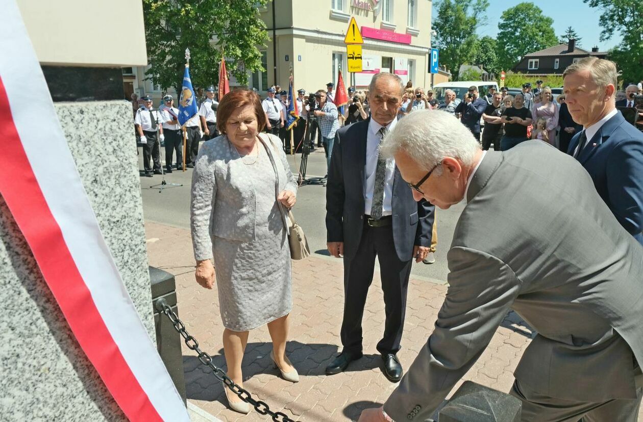  Poświęcenie pomnika śp. prezydenta RP Lecha Kaczyńskiego w Opolu Lubelskim (zdjęcie 1) - Autor: Maciej Kaczanowski