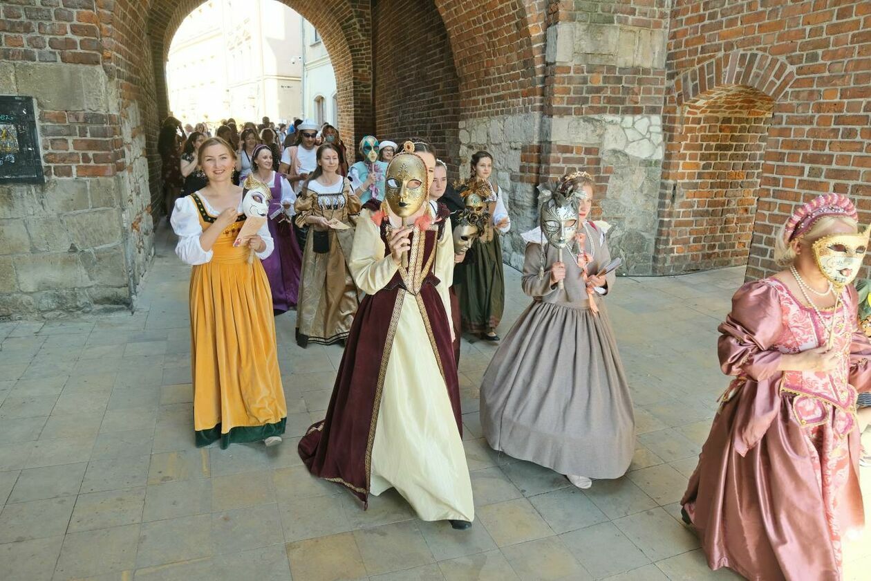  IV Międzynarodowy Festiwal Renesansu korowód (zdjęcie 1) - Autor: Maciej Kaczanowski