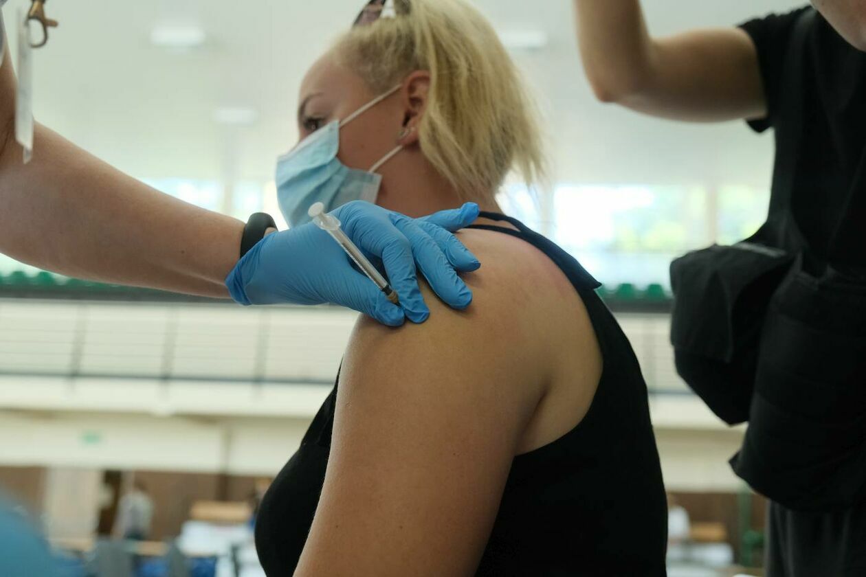  Rozpoczęło się szczepienie studentów UMCS przeciwko Covid-19 (zdjęcie 12) - Autor: Maciej Kaczanowski