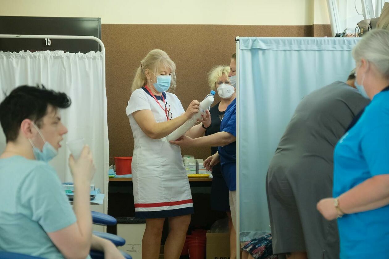  Rozpoczęło się szczepienie studentów UMCS przeciwko Covid-19 (zdjęcie 15) - Autor: Maciej Kaczanowski