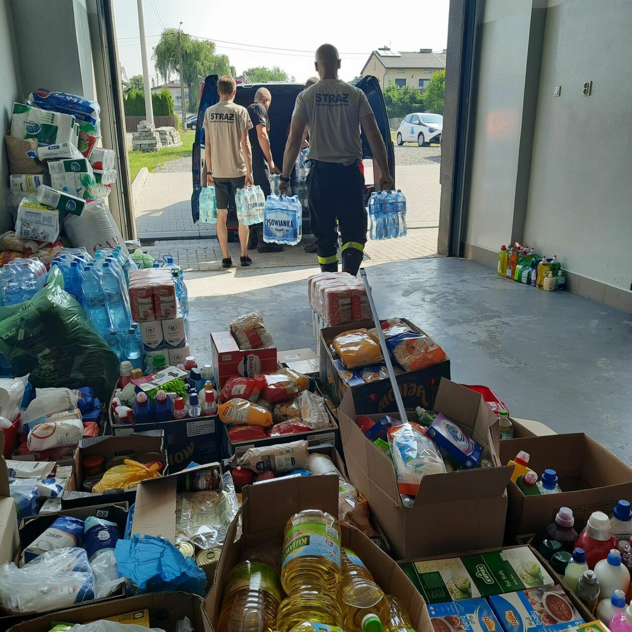  Transport darów z Kraśnika dotarł do Nowej Białej  (zdjęcie 2) - Autor: Miejska OSP Kraśnik