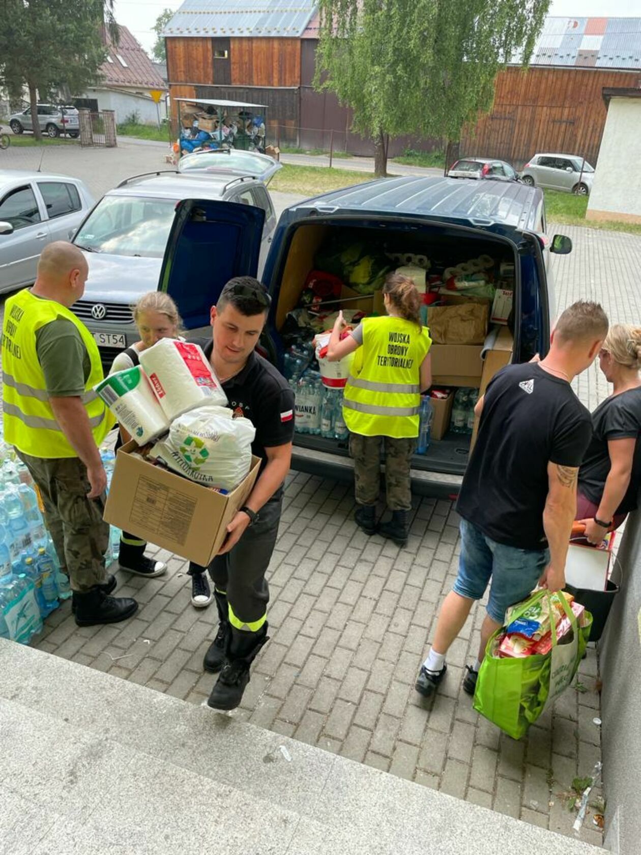  Transport darów z Kraśnika dotarł do Nowej Białej   - Autor: Miejska OSP Kraśnik