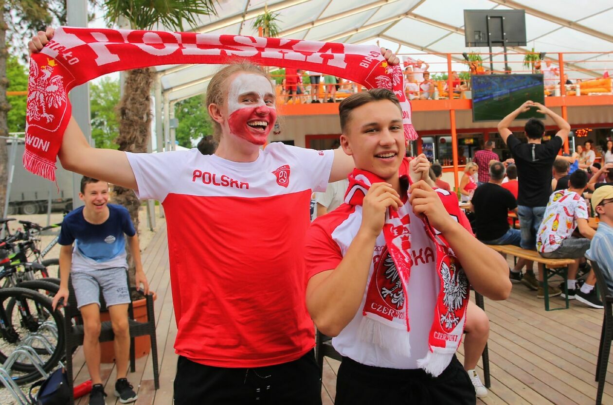  Polska - Szwecja w strefie kibica nad Zalewem Zemborzyckim (zdjęcie 17) - Autor: Piotr Michalski