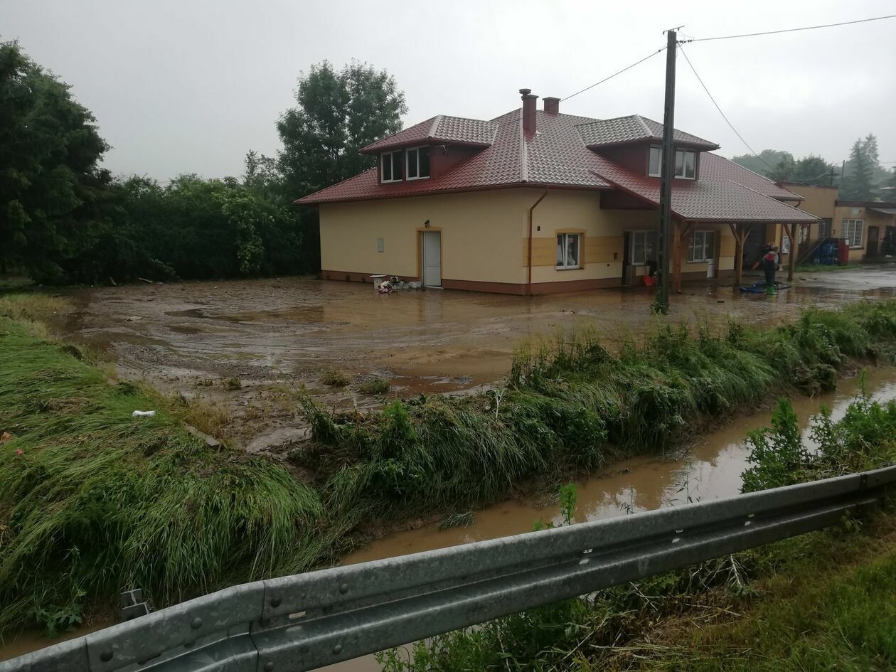  Podtopienia w gminie Chrzanów (zdjęcie 2) - Autor: Komenda Powiatowa PSP w Janowie Lubelskim/Facebook