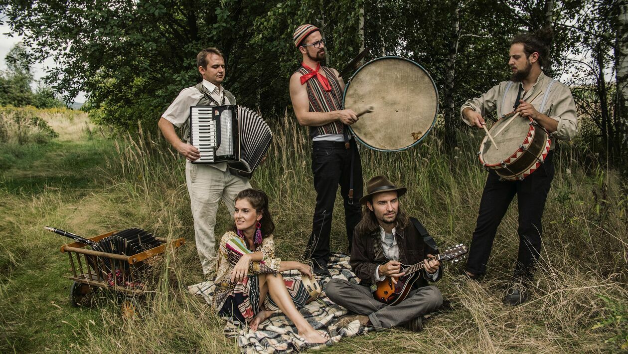  <p>Chwila Nieuwagi to zesp&oacute;ł muzyczny folkowo-poetycki pochodzący z Rybnika. Ich styl to eklektyzm umiejętnie meandrujący pomiędzy poezją śpiewaną, folkiem, piosenką artystyczną, a nawet jazzem. </p>