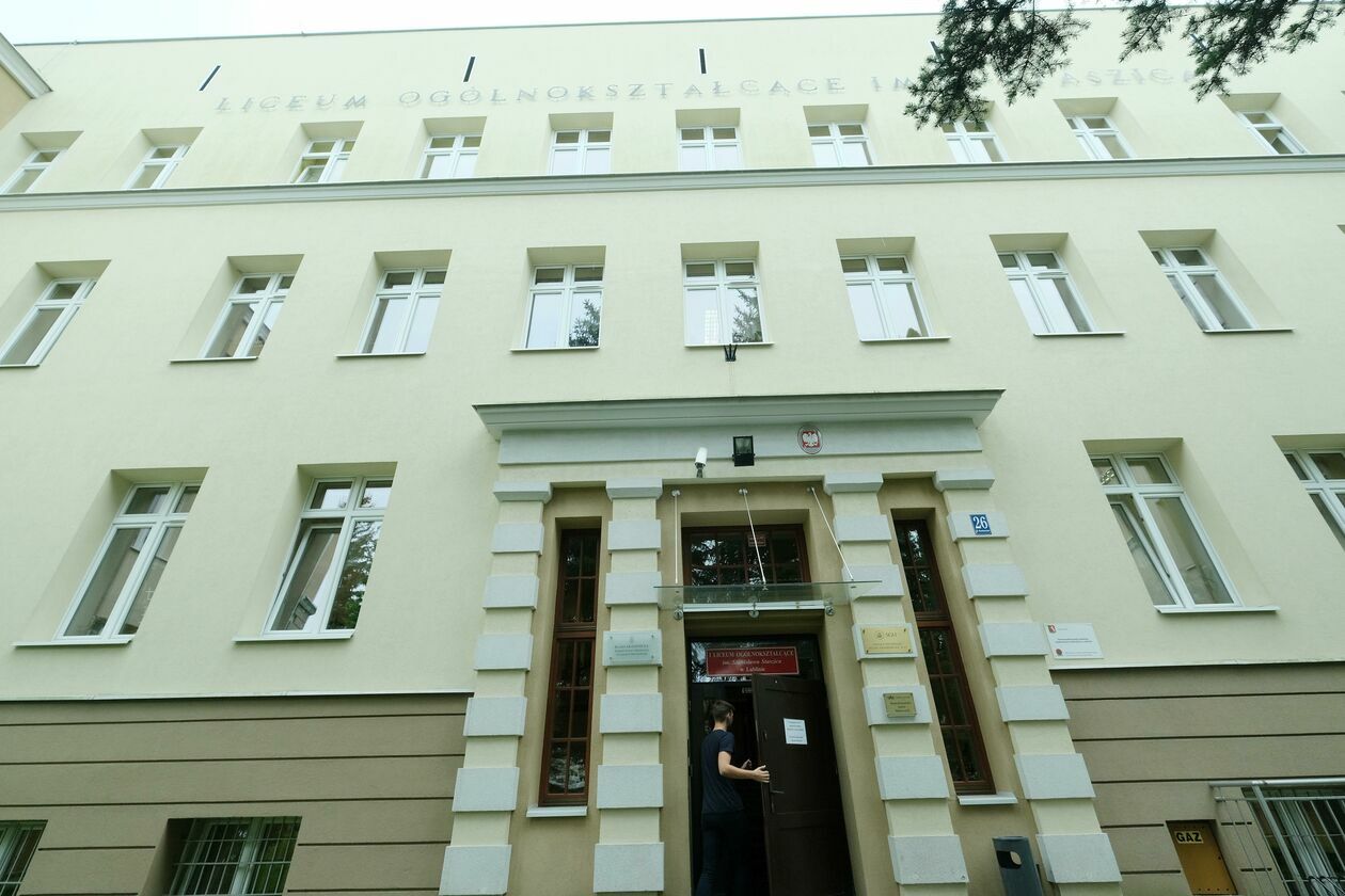  <p>4. I&nbsp;LO w Lublinie &ndash;&nbsp;1,51</p>
<p>Na czwartym miejscu najbardziej obleganych szk&oacute;ł znajduje się I&nbsp;Liceum Og&oacute;lnokształcącym im. Stanisława Staszica. Jako szkołę pierwszego wyboru wskazało ją 290 os&oacute;b (1,51 na jedno miejsce)</p>