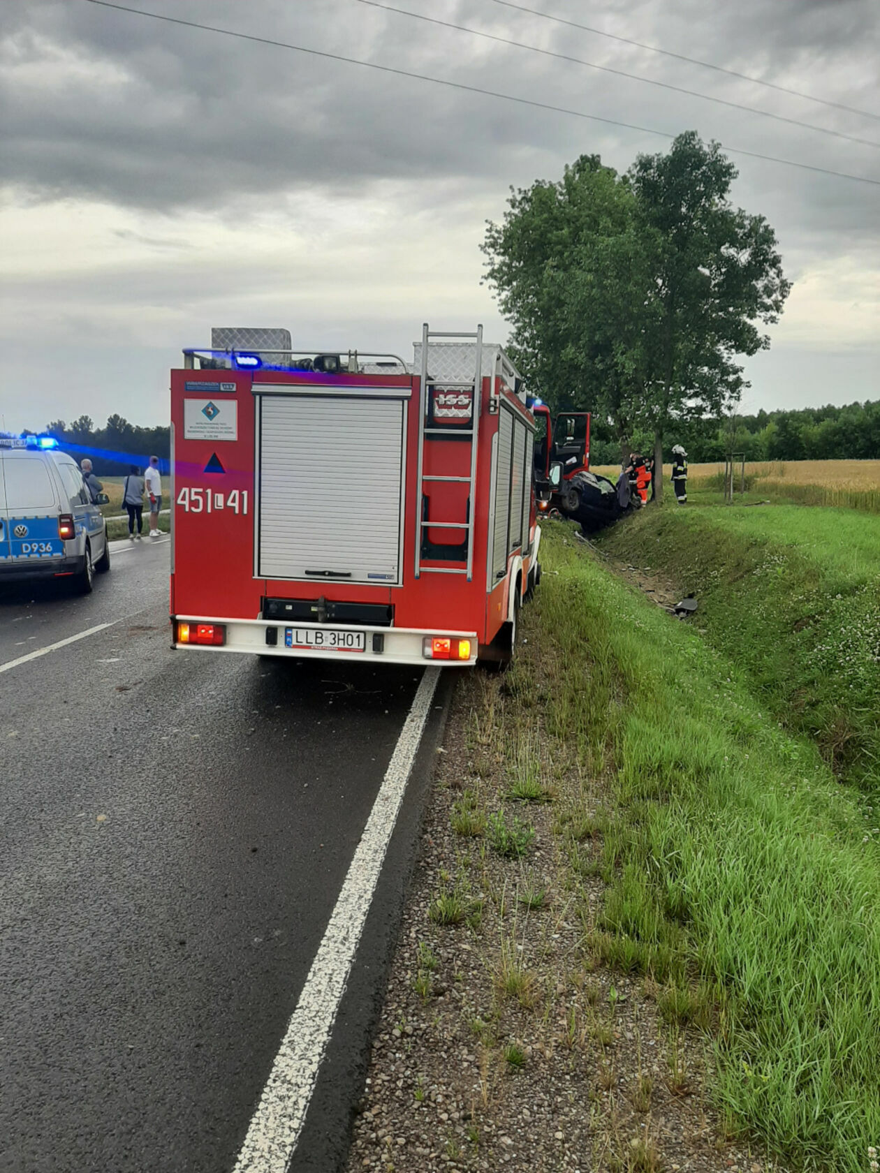  Klementynów. Śmiertelny wypadek w gminie Niedźwiada (zdjęcie 6) - Autor: KP PSP Lubartów