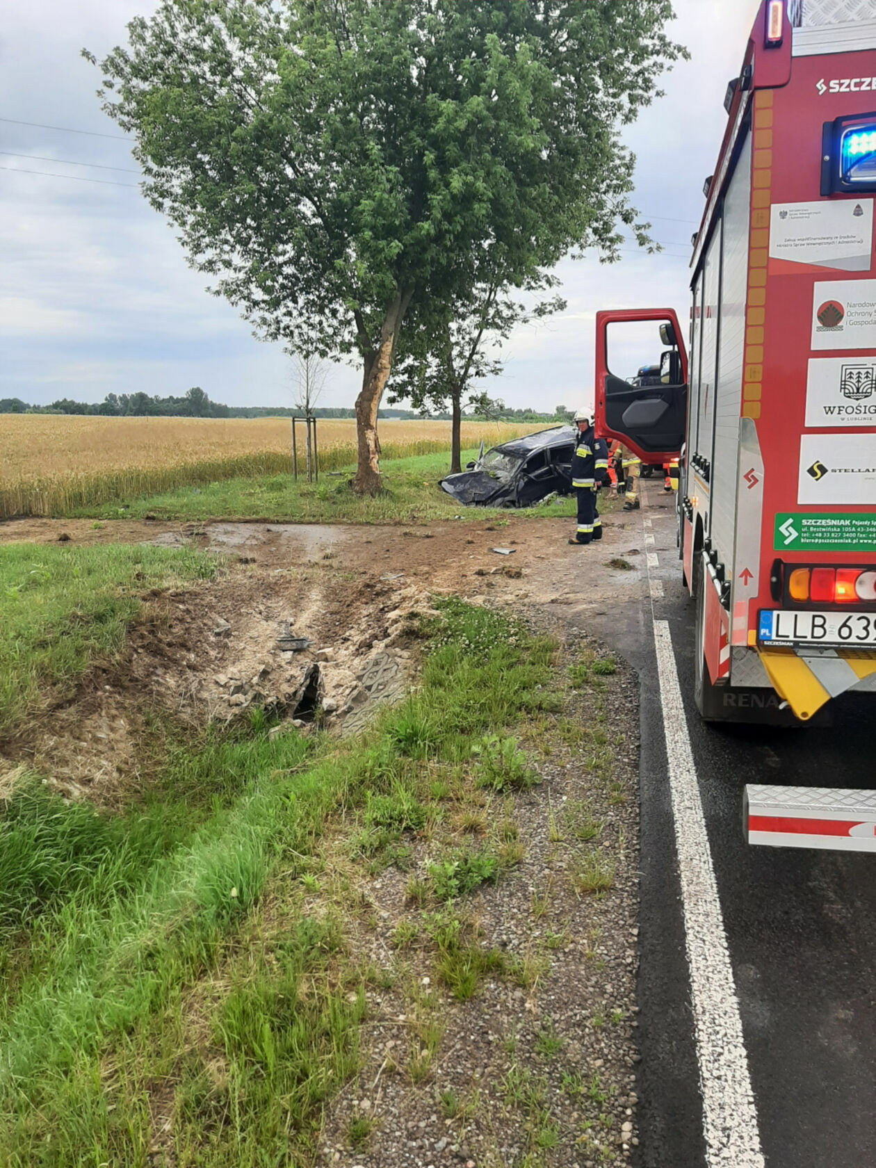  Klementynów. Śmiertelny wypadek w gminie Niedźwiada (zdjęcie 3) - Autor: KP PSP Lubartów