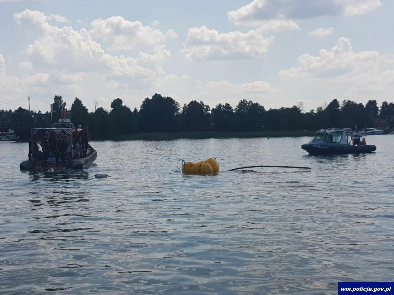  Śmigłowiec wpadł do jeziora Tałty (zdjęcie 3) - Autor: Policja