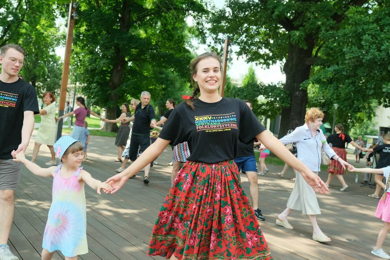  Międzynarodowe Spotkania Folklorystyczne: nauka tańców ludowych (zdjęcie 9) - Autor: Maciej Kaczanowski